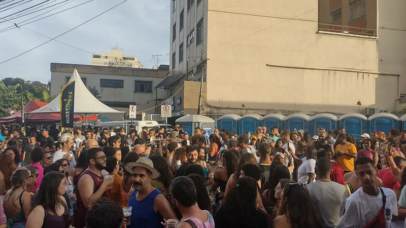 O Carnaval não é festa, é regime tributário: como o folião brasileiro paga em 12x o direito de chorar na quarta-feira