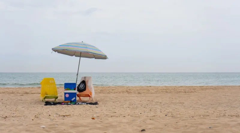 O farofeiro profissional: o único ser que chega na praia às 7h com mais bagagem que voo internacional