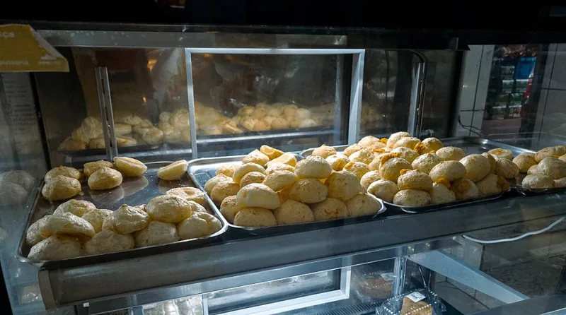O mito do 'só um': decodificando a engenharia emocional do pão de queijo brasileiro