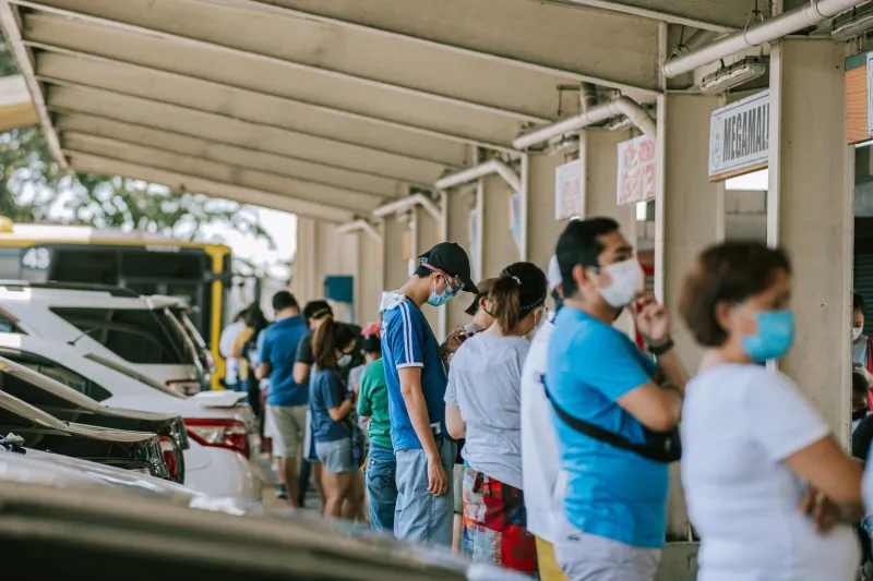 O protocolo internacional da fila: quem é você pra pedir 'me dá licença' no caixa do mercado?